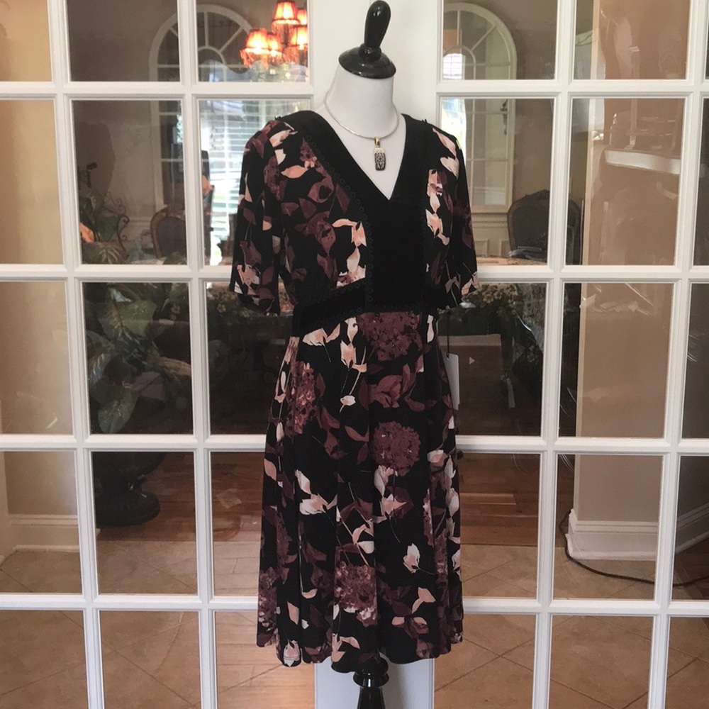 5🌟- Unique Ivanka Trump Dress - Picture 4 of 8